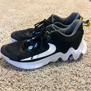 NIKE GIANNIS BASKETBALL SHOES